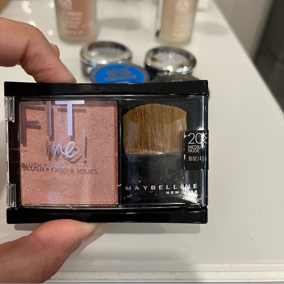 Bundle of 4 eyeshadows, 1 bkush and 2 body shimmers - Picture 3 of 14